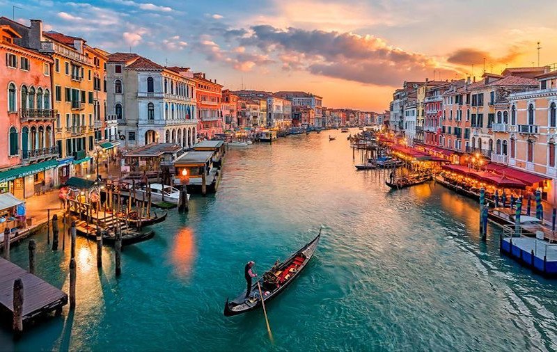 Venice Italy travel guide — off the beaten path travel tips for first-time visitors